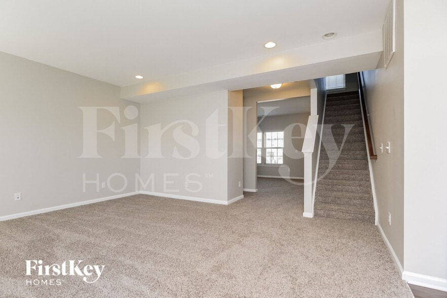 Building Photo - 825 Wingthorn Rose Dr