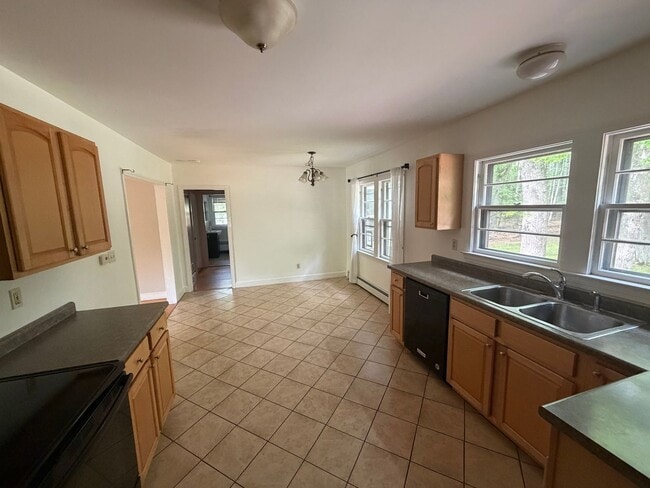 Building Photo - 3BD/1BA Single Family Home in Westbrook - Available Now