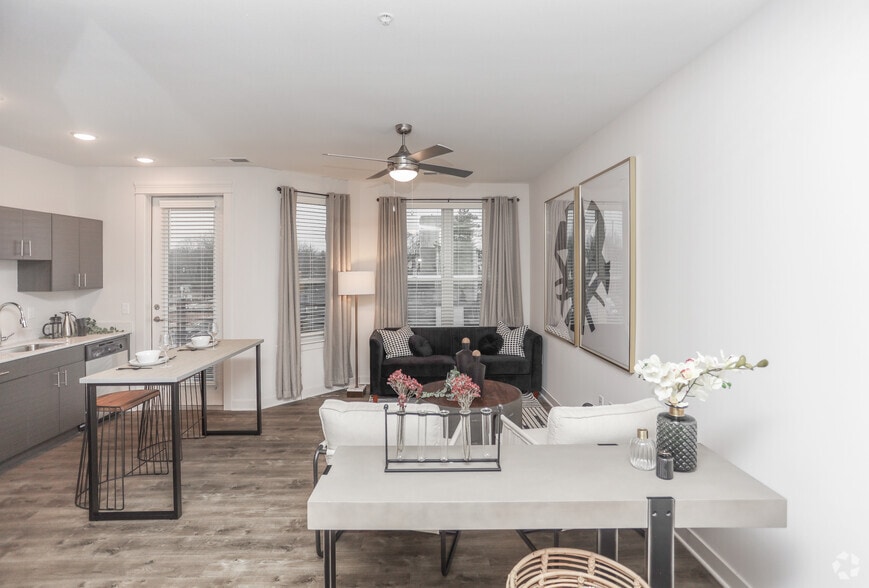 1BR, 1BA - 681 SF - The Line
