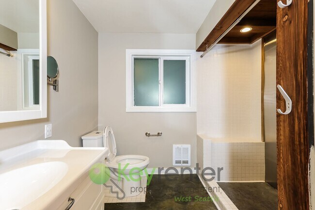 Building Photo - Remodeled Home with Zen Room, Soaking Tubs & Gas Fireplace