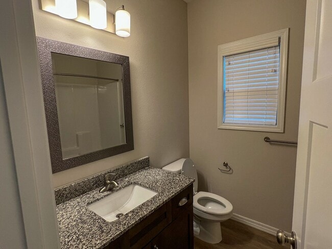 Building Photo - NEW LUXURY 3 BED 2 BATH 2 CAR GARAGE DUPLEX