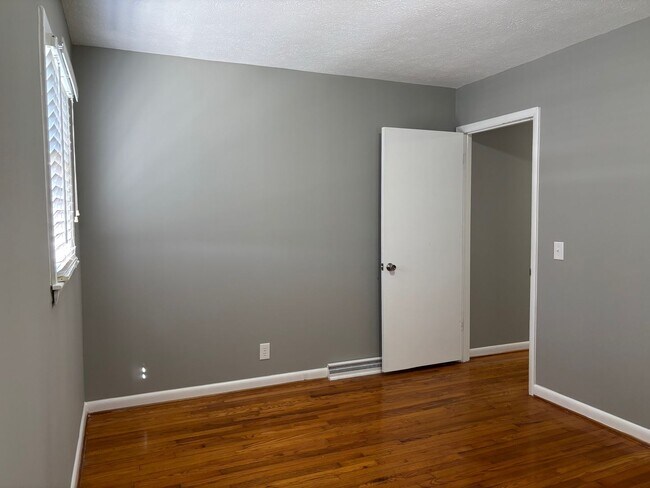 Building Photo - 3 bed, 1 bath brick home located in Asheboro