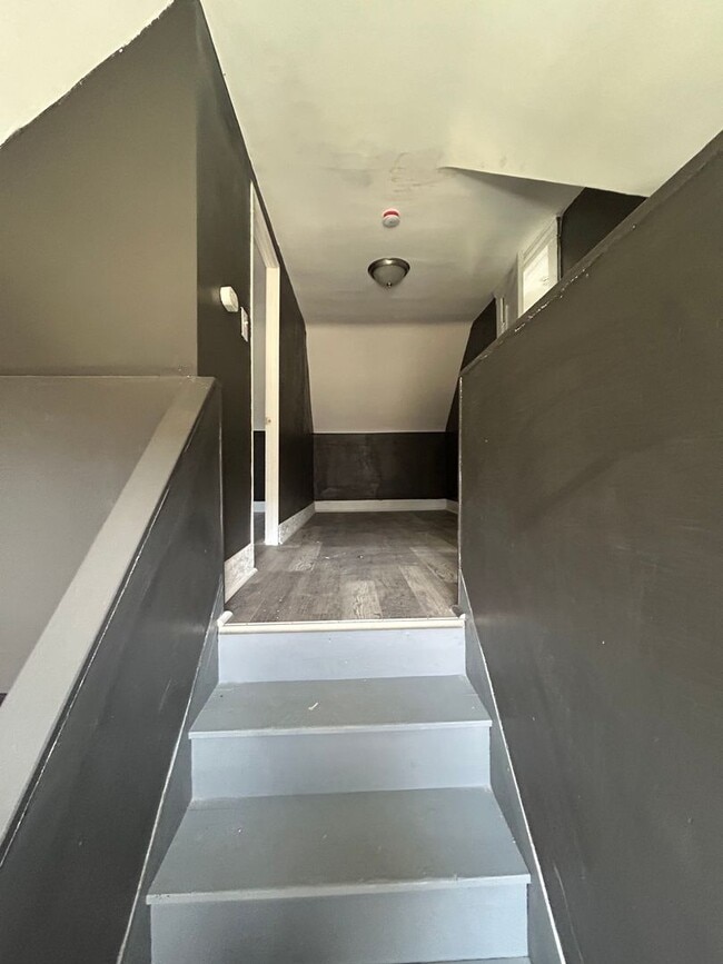 Building Photo - SECTION 8 and EDEN Accepted! Spacious with 6 Br!