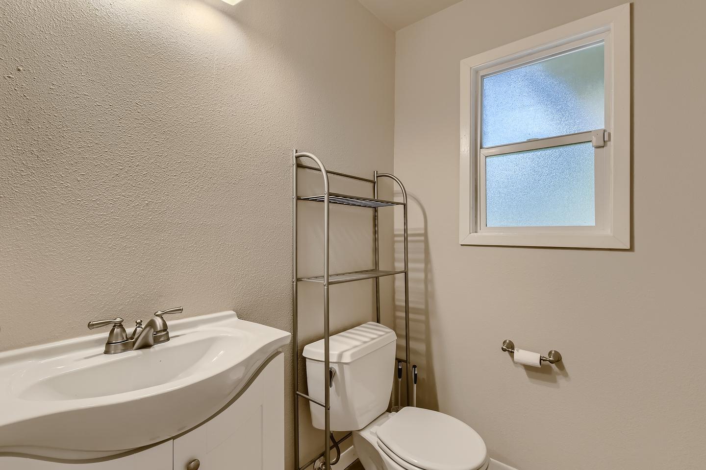 Building Photo - Gorgeous San Antonio home with large backy...