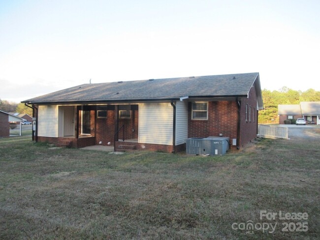 Building Photo - 1761 River Rd