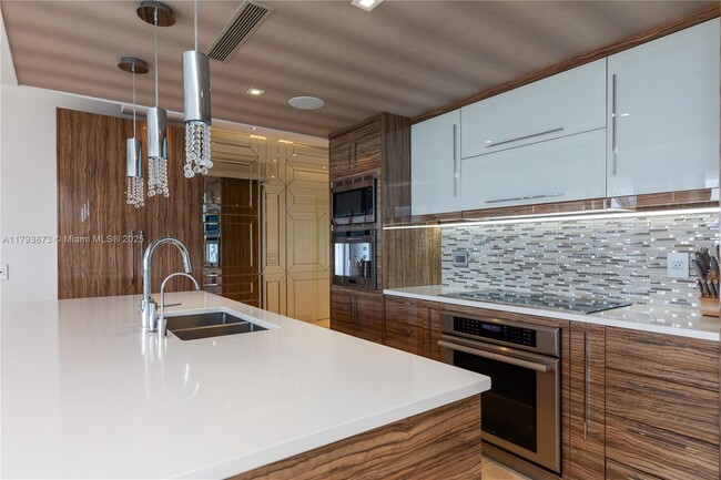 Building Photo - 5875 Collins Ave