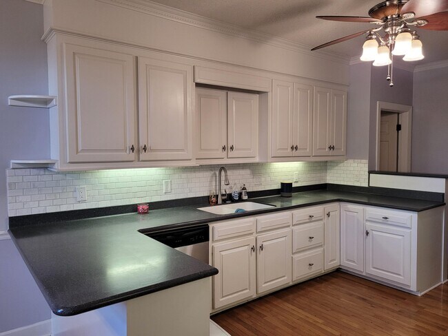 Building Photo - 850 Torrey Pines Dr