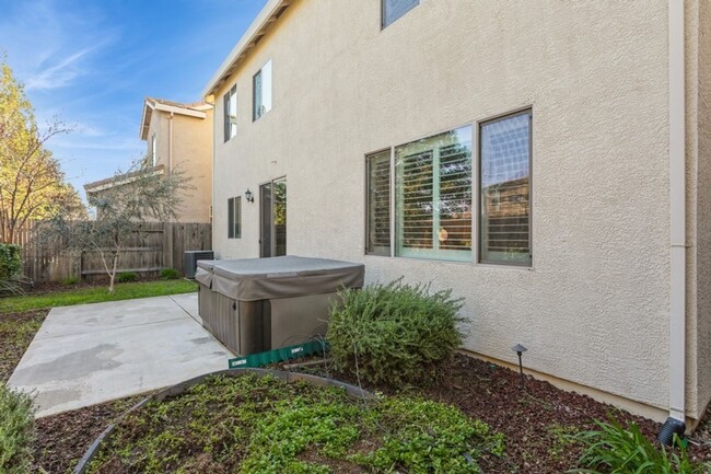 Building Photo - Gorgeous Roseville Home in Gated Community