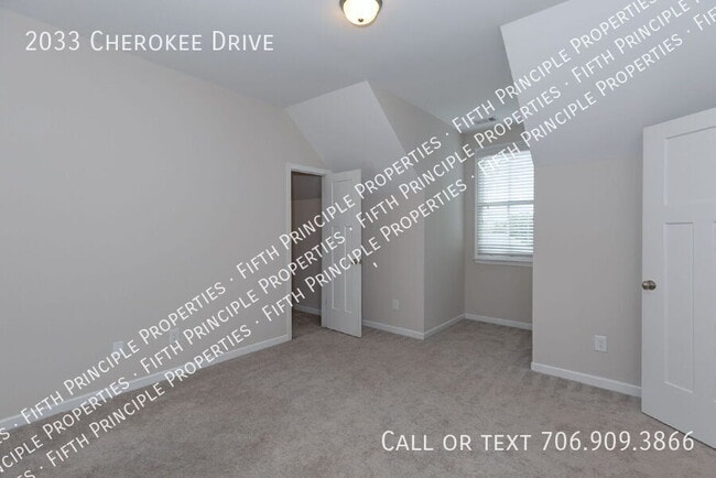 Building Photo - 2033 Cherokee Dr