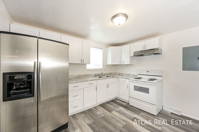 Building Photo - Spacious 2 Bed 1 Bath Lower Level Home wit...