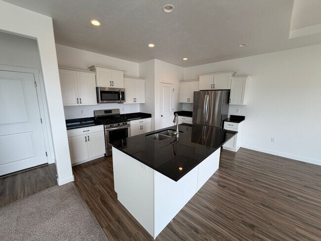 Building Photo - 8285 Lakeshore Dr