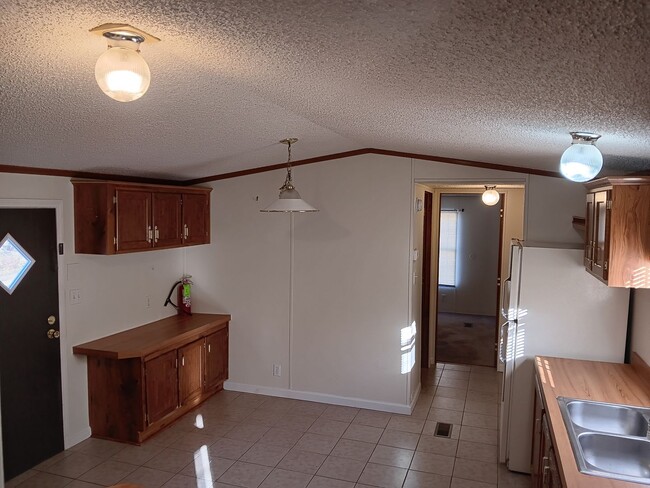 Building Photo - COMING SOON! 2-Bedroom Mobile Home in Lexi...
