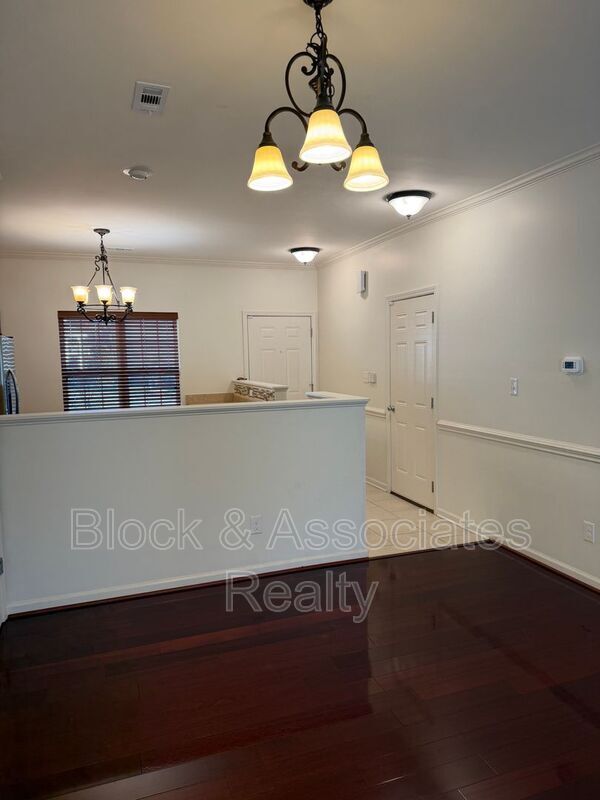 Building Photo - 832 Central Park Ave