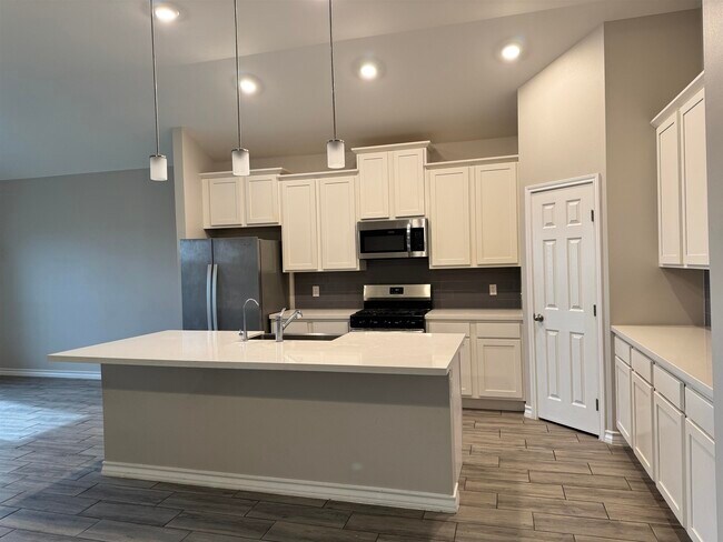 Building Photo - 813 Pausa Dr