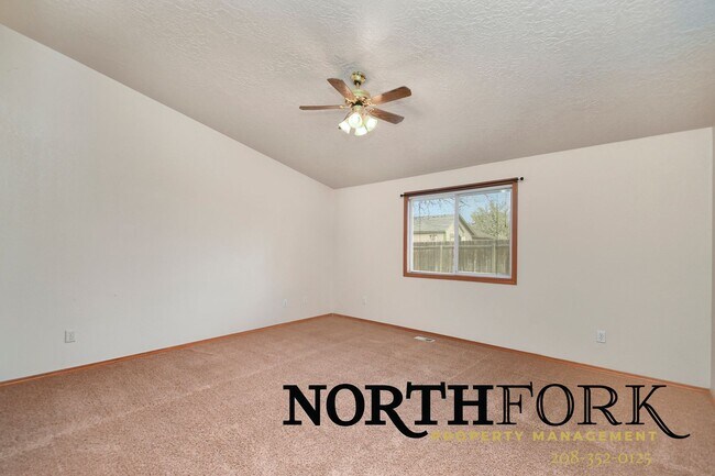 Building Photo - Comfortable Living with Room to Breathe