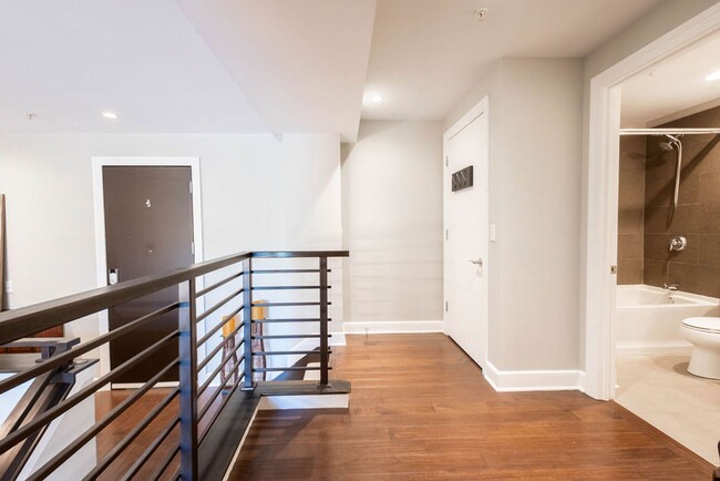 Building Photo - Furnished Downtown 2 BD in Short North! Sa...