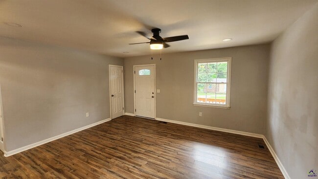 Building Photo - 120 Hazel Dr