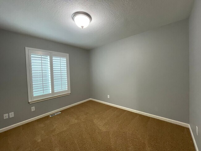 Building Photo - 3 Bedroom 2.5 Bathroom House with Bonus Room ~ Garage, A/C, includes Washer and Dryer ~ Close to ...