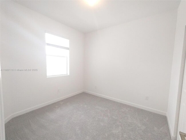 Building Photo - 390 SE Crossoak Ln
