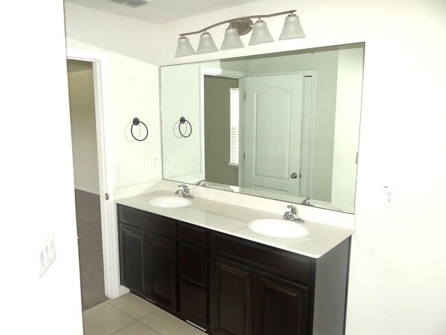 Building Photo - Spacious family home - 4 bedroom, 2.5 bath in Riverview