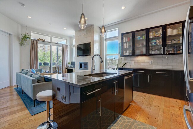 Building Photo - 2 bedroom 2 bath Penthouse apartment in Wa...