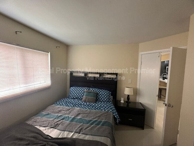 Building Photo - 9491 Palm Cir S