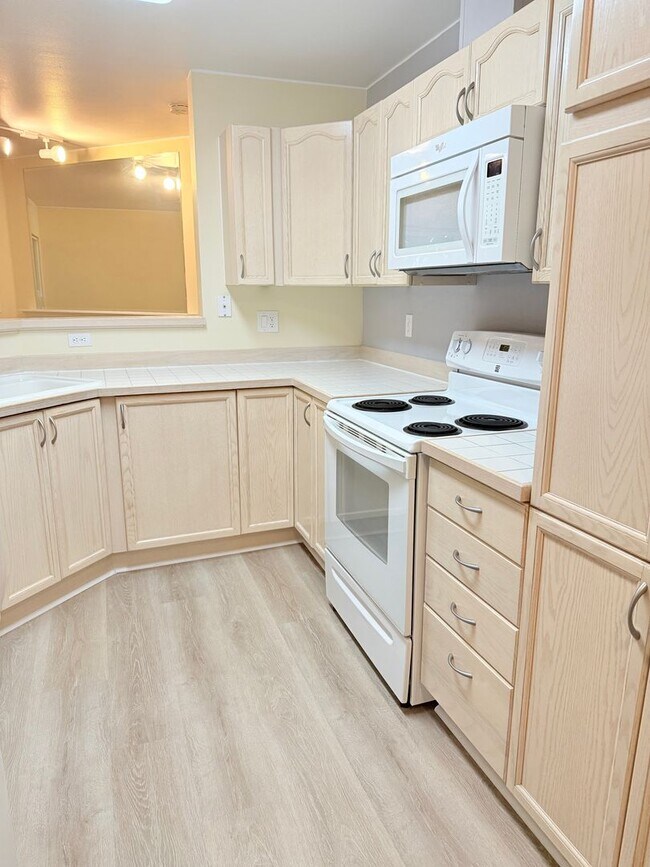 Building Photo - Top-Floor Living in Issaquah!