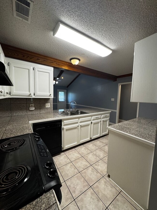 Building Photo - 1729 Tallwood Dr