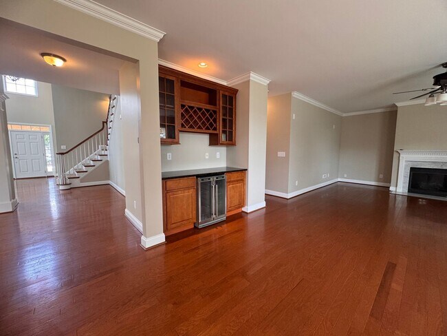 Building Photo - Stunning 5 Bedroom 4 Bath Home with 3 Car ...