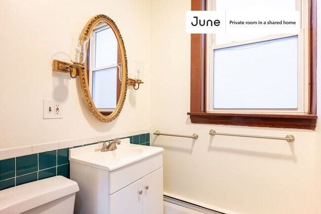 Building Photo - Private bedroom in 3 bed/1 bath Home