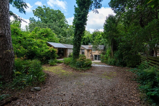 Building Photo - Inviting Stone Home for Rent – Walking Dis...