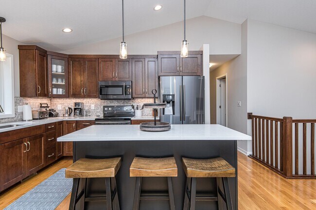 Building Photo - 3367 Ridgeline Dr SE