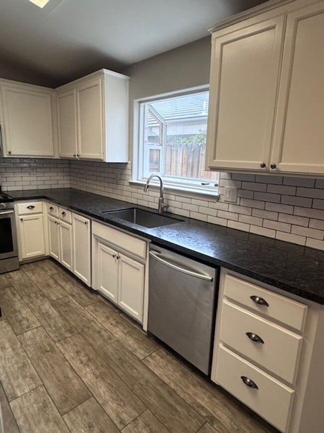 Building Photo - Home For Rent