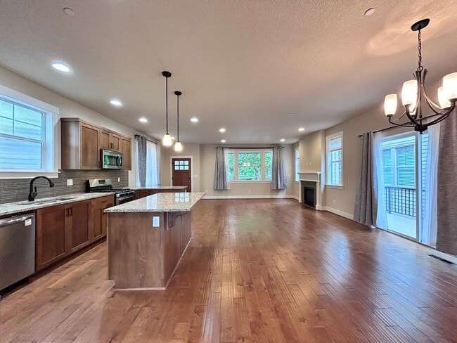 Building Photo - Incredibly Large 4 Bed 2.5 Bath Charmer!
