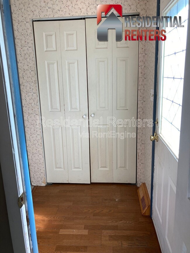 Building Photo - 257 S Regis Rd