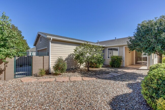 Building Photo - Upgraded 3 bed 2 bath StoneRidge Beauty!