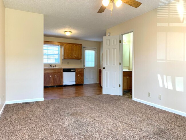 Building Photo - 811 Flyer Ct