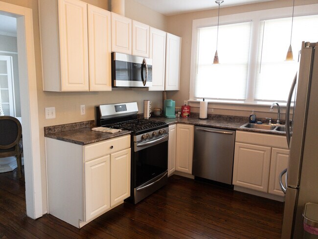 Building Photo - 302 Durden St