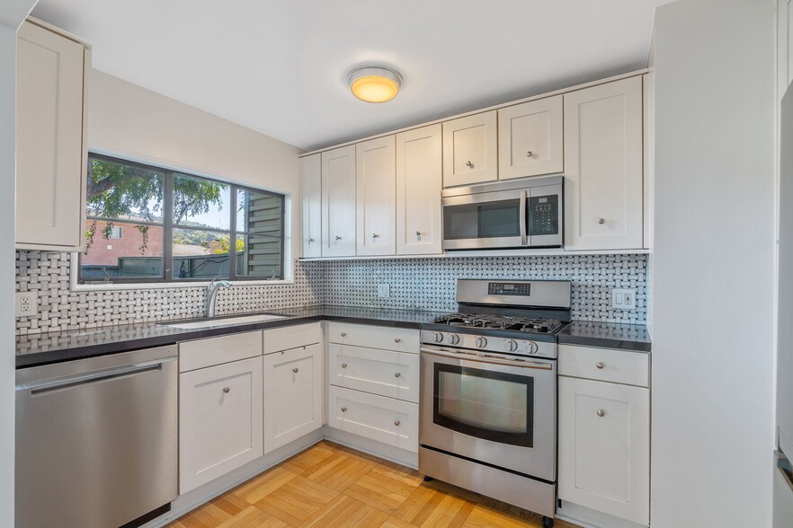 Building Photo - 5146 Village Grn