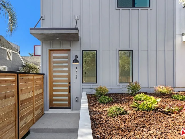 Building Photo - 1253 N Gower St