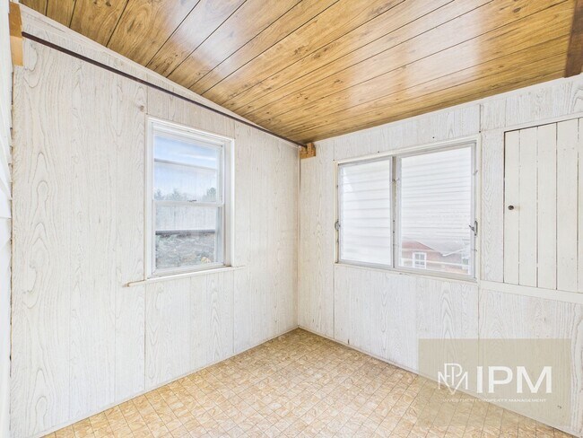 Building Photo - RENT SPECIAL! 1/2 FIRST MONTHS RENT IF DEPOSIT PLACED BY 3/31!