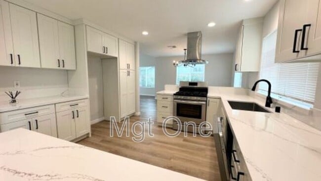 Building Photo - 1022 Blossom Hill Dr