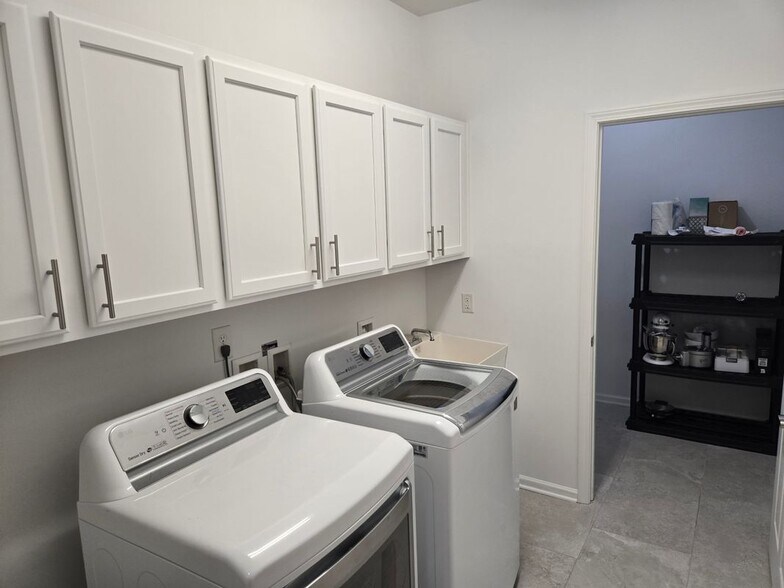 Building Photo - 809 Ledgestone Ct