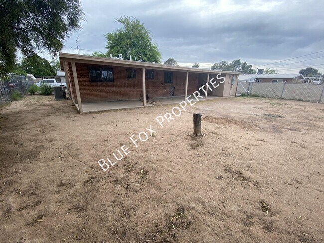 Building Photo - 3807 E Dover Stravenue