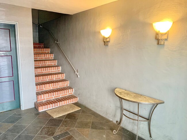 Building Photo - Castro / Mission DoloresTop Floor 2 BR Con...