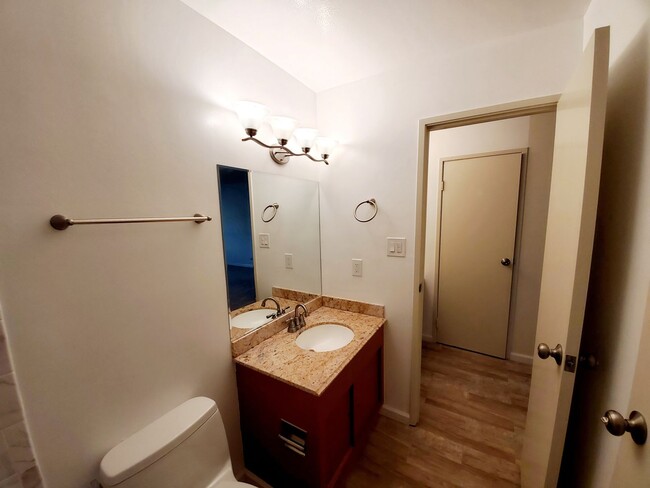 Building Photo - Beautiful, sunny woodlake condo