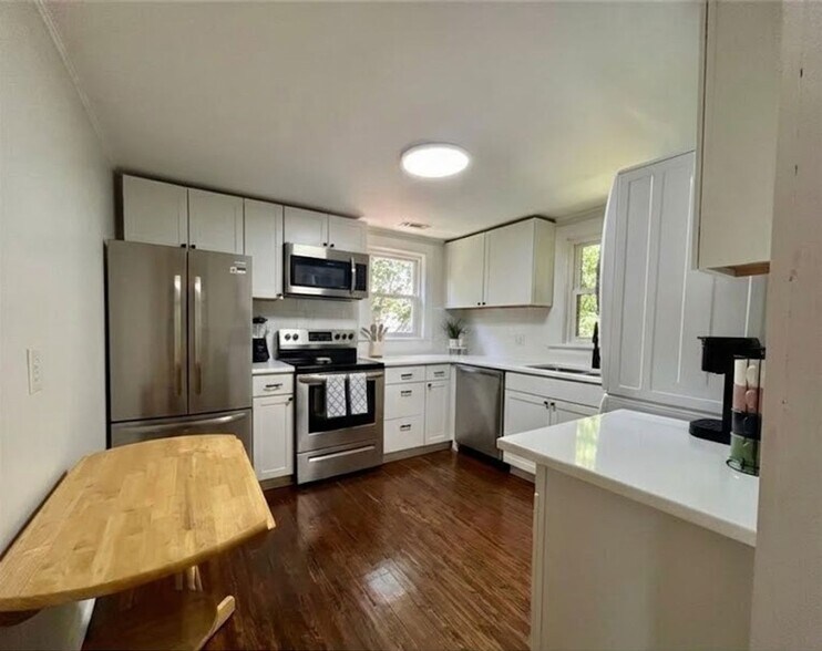 Building Photo - 1034 Charles Ave