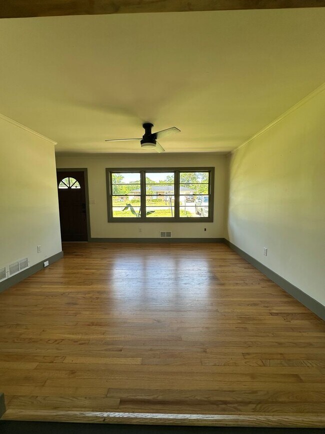 Building Photo - Updated 3 Bedroom House on the Eastside