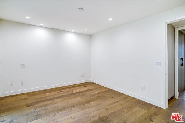 Building Photo - 100 S Doheny Dr