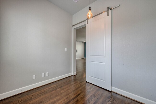 Building Photo - 951 W 17th St